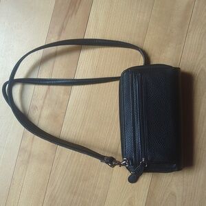 Buxton crossbody wallet black